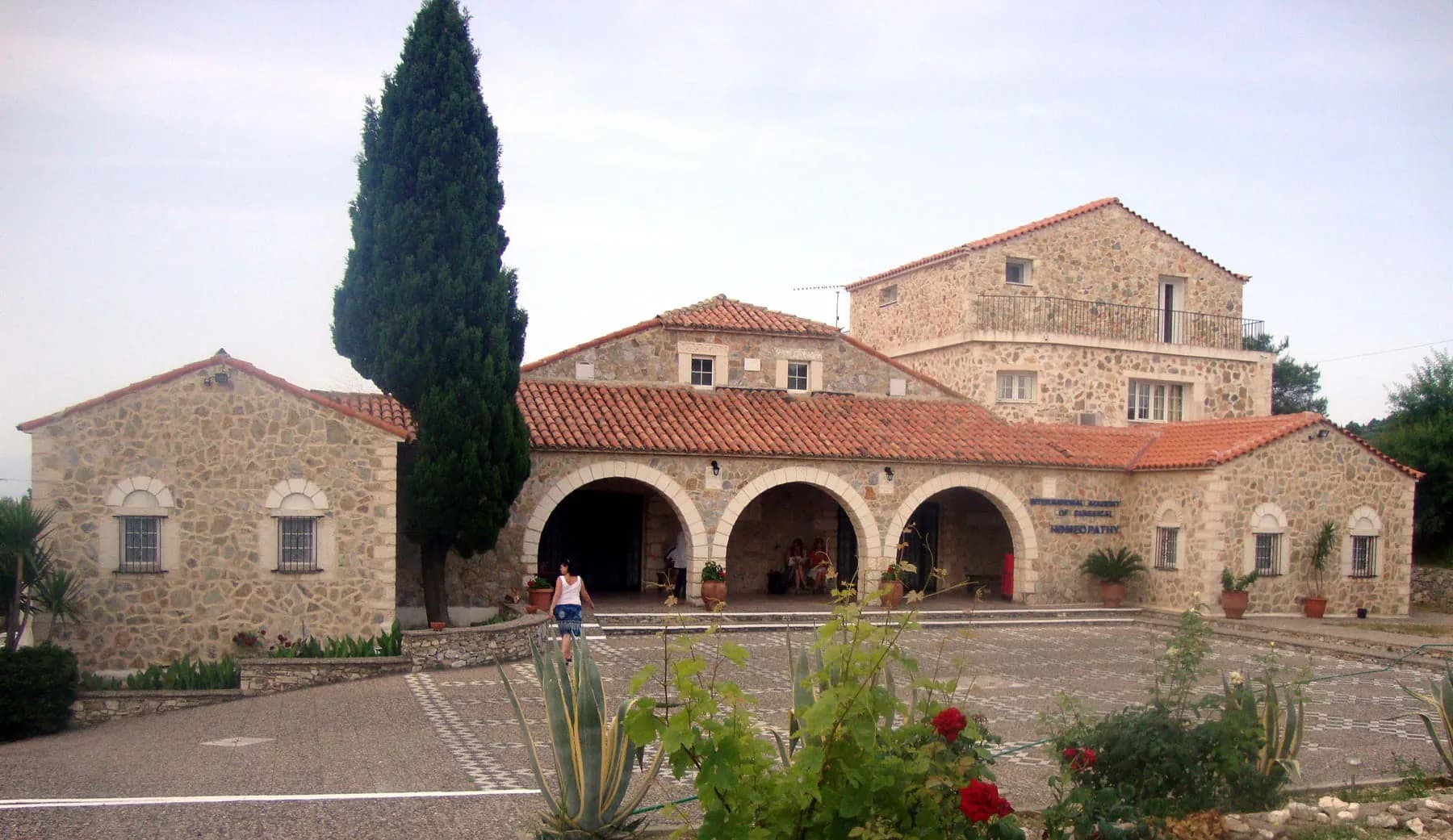 International Academy of Classical Homeopathy i Grekland — stenbyggnaden där Malin tog sin examen efter 4,5 års studier under prof. George Vithoulkas